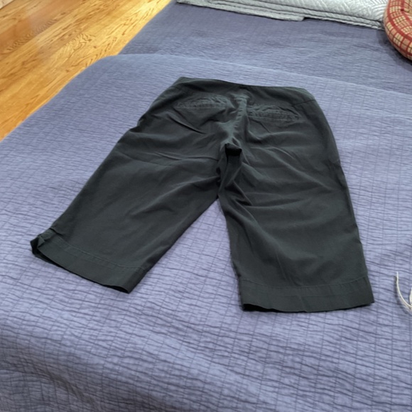 Dockers petite mid rise curvy capris size 6 - Picture 2 of 3